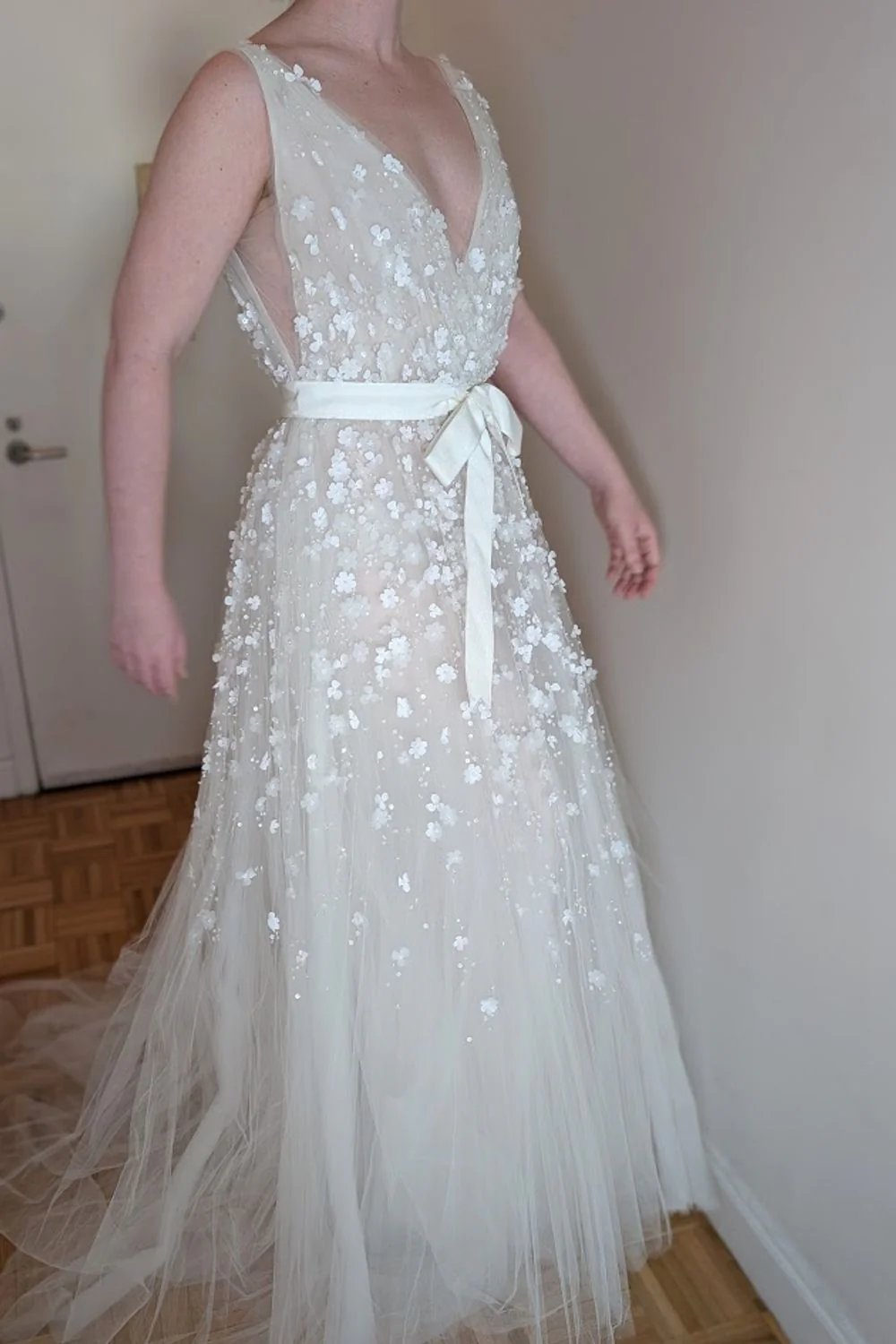 Elegant Plunging V Neckline - Image 4